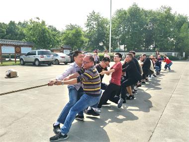 勞動最美、團結(jié)拼搏”拔河比賽