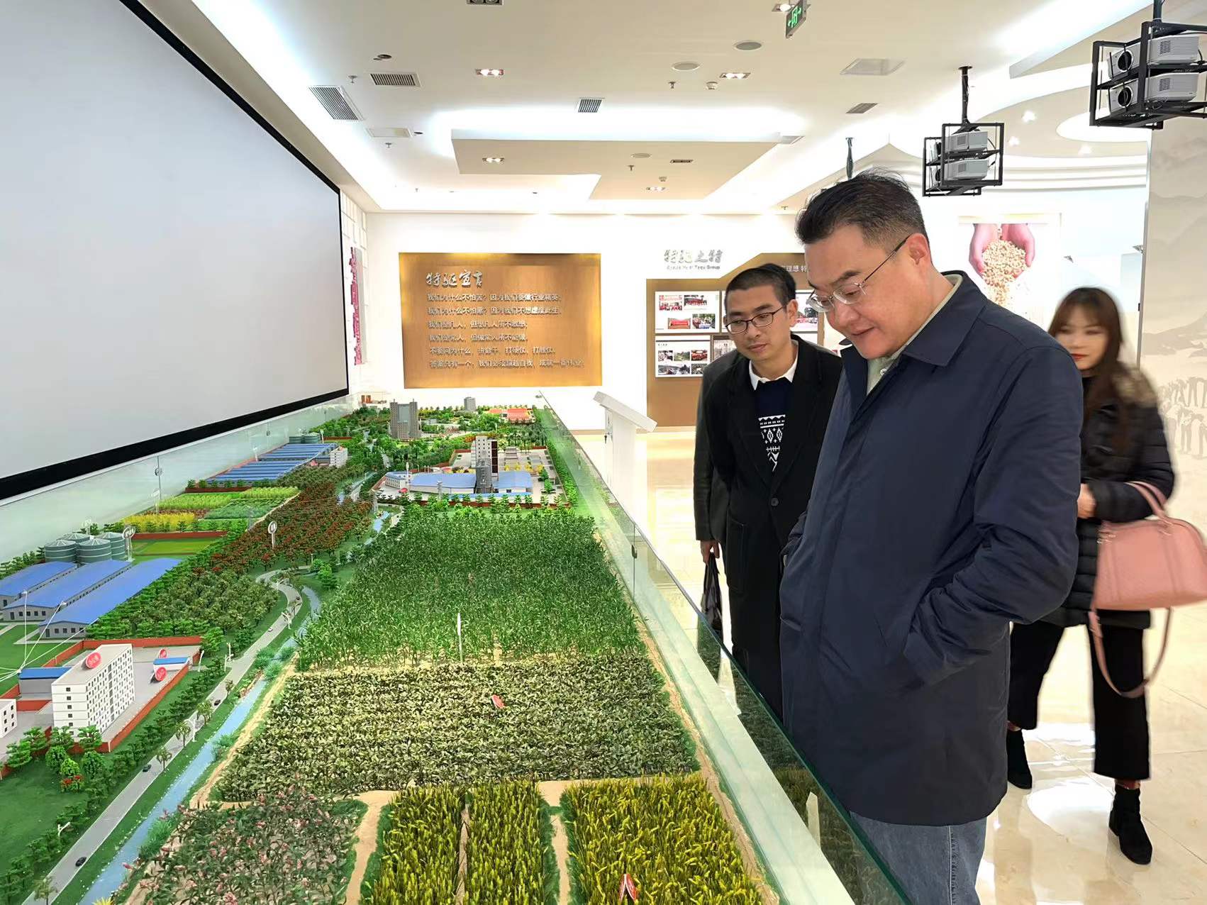 力爭(zhēng)一季度“開(kāi)門(mén)紅”——鄧華赴通威集團(tuán)、特驅(qū)集團(tuán)考察交流