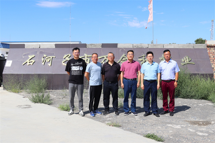 省供銷社黨組副書記、監(jiān)事會主任張強調(diào)研集團公司在疆合作企業(yè)